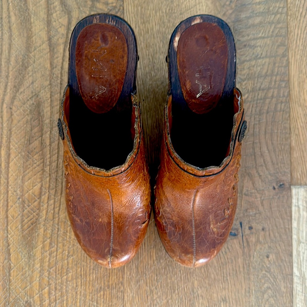 Mia 70s clogs
